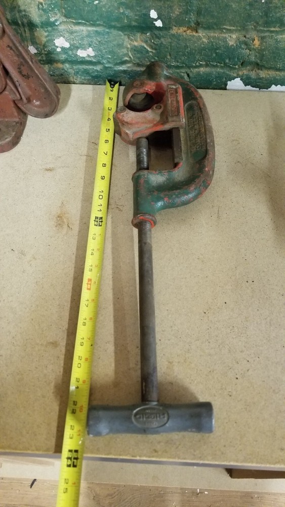 RIDGID NO. 3-S HEAVY DUTY PIPE CUTTER 1-3&Prime; BEAT UP