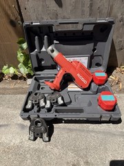(RI4) RIDGID 100-B Press Tool W3). Jaws 1/2&Prime; &ndash; 3/4&Prime; &ndash; 1&Prime;And 2 Batterie No Charge