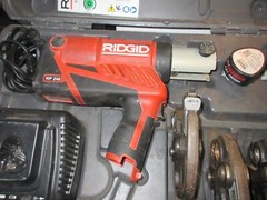 RIDGID RP240 Tool Kit 2 batteries, 4 press heads looks ok works great, in case
