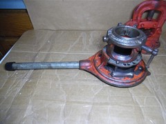 31 + #,s RIDGID 65-R PIPE THREADER 1&Prime; to 2&Prime; CAPACITY & USA VISE 1/8&Prime; to 2 1/2&Prime;