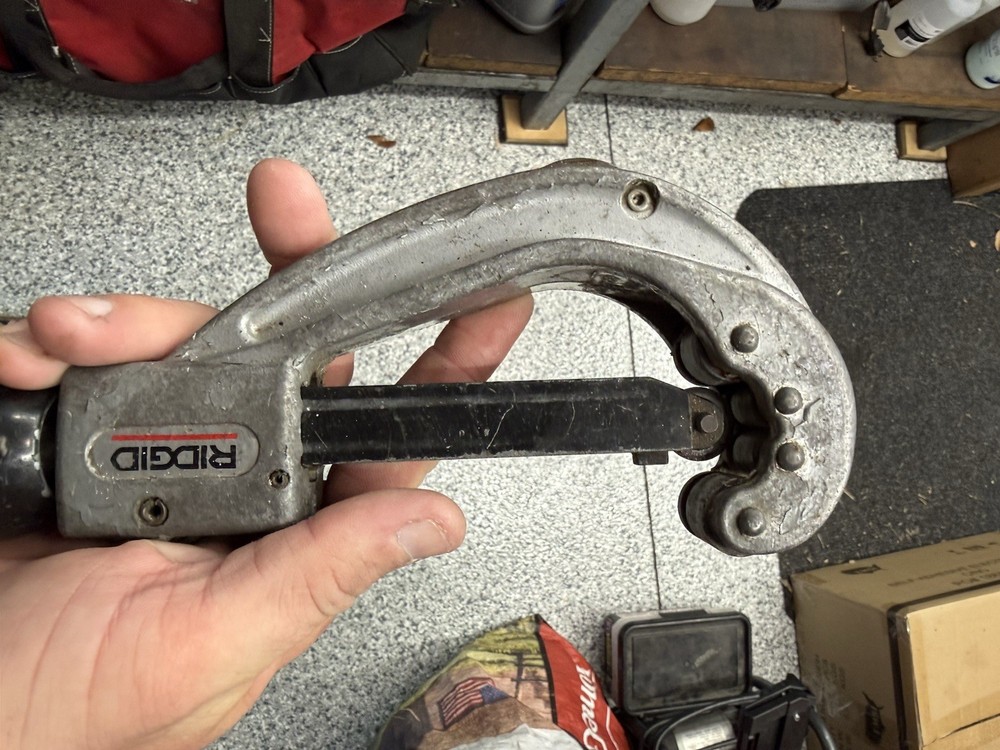 RIDGID 151 Screw Feed Pipe Cutter 1/4 in to 1 5/8 in Capacity