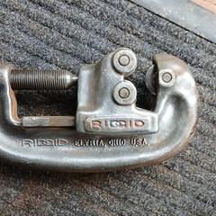 RIDGID No. 202 Wide Roll Pipe Cutter, MPN 202, 1/8 in to 2 in Pipe Size Range