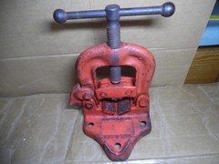31 + #,s RIDGID 65-R PIPE THREADER 1&Prime; to 2&Prime; CAPACITY & USA VISE 1/8&Prime; to 2 1/2&Prime;