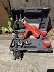 (RI4) RIDGID 100-B Press Tool W3). Jaws 1/2&Prime; &ndash; 3/4&Prime; &ndash; 1&Prime;And 2 Batterie No Charge