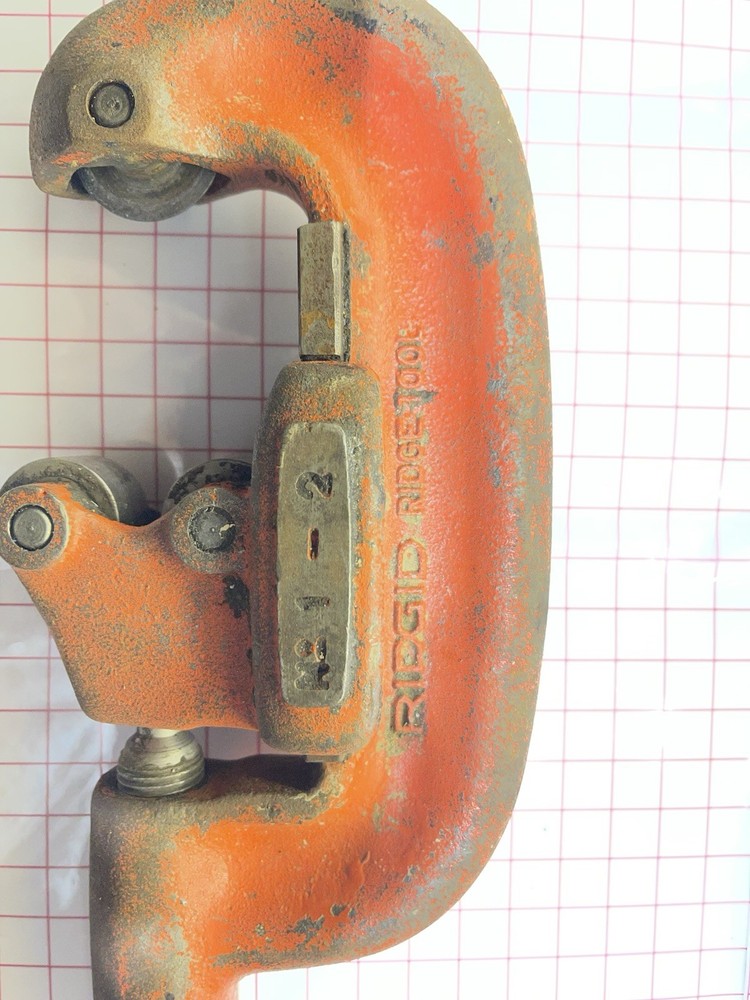 RIGID HEAVY DUTY PIPE CUTTER 1/8&Prime;-2&Prime; PIPE CAPACITY RIDGE TOOL CO