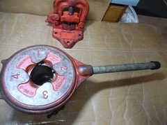 31 + #,s RIDGID 65-R PIPE THREADER 1&Prime; to 2&Prime; CAPACITY & USA VISE 1/8&Prime; to 2 1/2&Prime;