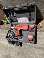(RI4) RIDGID 100-B Press Tool W3). Jaws 1/2&Prime; &ndash; 3/4&Prime; &ndash; 1&Prime;And 2 Batterie No Charge