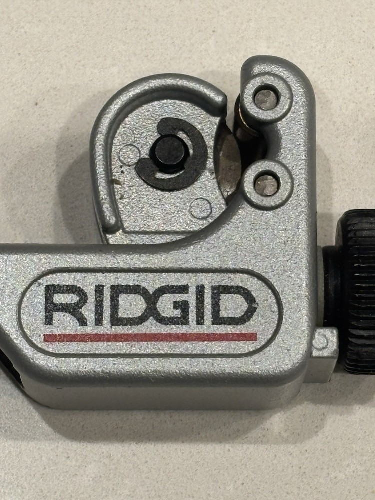 RIDGID 104 Screw Feed Pipe Cutter, 3/16 in to 15/16 in Pipe OD