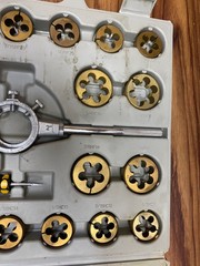 MISSING ONE TOOL w WEAR CARBON STEEL TAP AND ROUND DIE SETS FRACTIONAL 431-20045