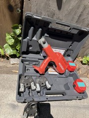 (RI4) RIDGID 100-B Press Tool W3). Jaws 1/2&Prime; &ndash; 3/4&Prime; &ndash; 1&Prime;And 2 Batterie No Charge