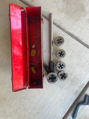 Toledo 6 Piece Pipe Threading Tool Set with additional Dies& Steel Box 1/8&Prime;-3/4&Prime;