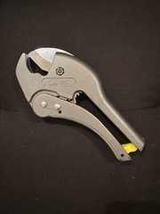 Ratcheting PVC / Plastic Tubing Cutter Cuts up to 1-5/8&Prime; 42 mm PVC Gray