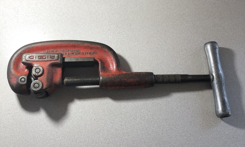 RIDGID Model 202 Heavy-Duty Pipe Cutter 1/8 in to 2 in Wide Roll Good Condition