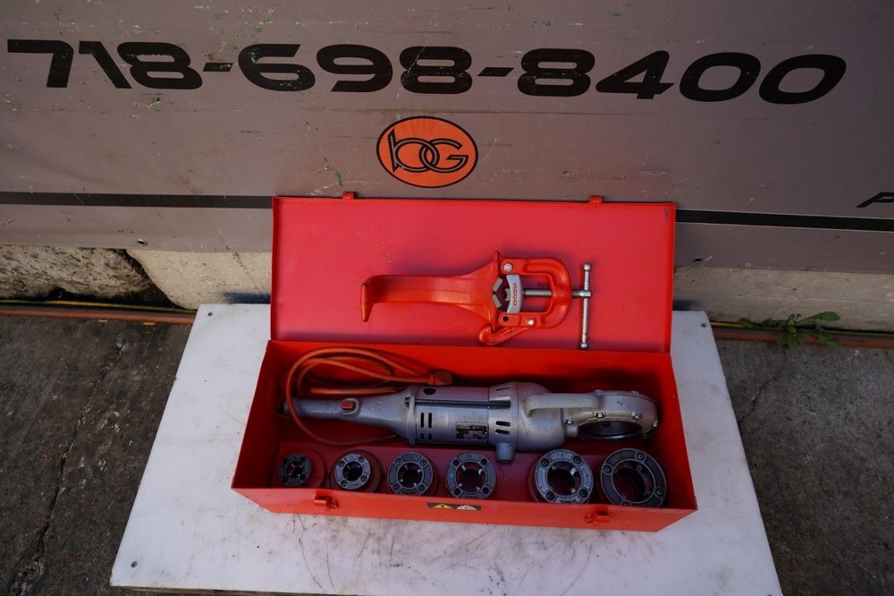 Ridgid 700 Pipe Threader Threading Machine & 12R Die Set 1/2 to 2&Prime; inch & Vise.