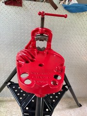 Ridgid No. 40A Tristand Portable Pipe Vice Red/Black 1/8&Prime; To 2-1/2&Prime;
