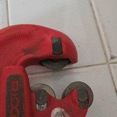 RIDGID No. 2A/202 Screw Feed Heavy Duty Pipe Cutter, 1/8 in to 2 in