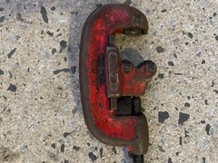 RIGID HEAVY DUTY PIPE CUTTER 1/8&Prime;-2&Prime; PIPE CAPACITY RIDGE TOOL CO