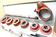 RIDGID 700 Pipe Threader w/ 12-R Die Set & &ldquo;BRAND NEW&rdquo; Metal Case (100% TESTED)