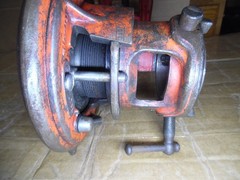 31 + #,s RIDGID 65-R PIPE THREADER 1&Prime; to 2&Prime; CAPACITY & USA VISE 1/8&Prime; to 2 1/2&Prime;