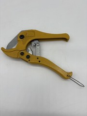 Vintage Tractor Yellow PVC Pipe Cutter 1-5/8&Prime; Ratchet Hose Tube Cutting Tool