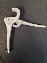 RIDGID PC-1375 PLASTIC PIPE & TUBING CUTTER 1-3/8 (35mm) OD MAX (B26004414)