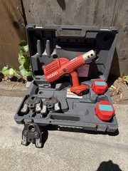 (RI4) RIDGID 100-B Press Tool W3). Jaws 1/2&Prime; &ndash; 3/4&Prime; &ndash; 1&Prime;And 2 Batterie No Charge