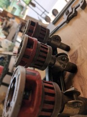 Toledo NPT No 11 &ndash; 1/2&Prime; 3/4&Prime; and 1&Prime; Pipe Threading Die with mounting bracket