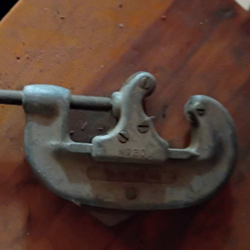 RIDGID No. 2A Screw Feed Pipe Cutter Tool 1/8 in to 2 in Capacity