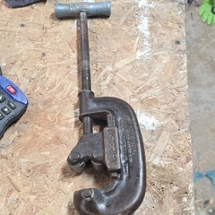 RIDGID No. 2 Heavy Duty Screw Feed Pipe Cutter 1/8 in to 2 in