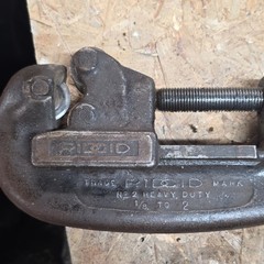 RIDGID No. 2 Heavy Duty Screw Feed Pipe Cutter 1/8 in to 2 in