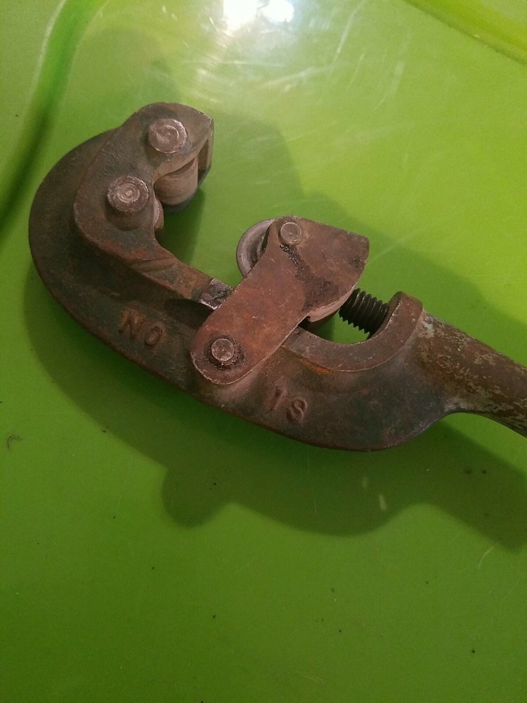 Vintage Dunlap Screw Feed PIPE CUTTER No 1S Capacity 1/2 inch to 1-1/2 inch Used