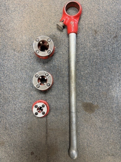 Ridgid 00-R Manual Ratchet Pipe Threader With Three NPT Dies &ndash; 1/8&rdquo;,1/2&rdquo;,3/4&rdquo;