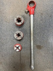 Ridgid 00-R Manual Ratchet Pipe Threader With Three NPT Dies &ndash; 1/8&rdquo;,1/2&rdquo;,3/4&rdquo;