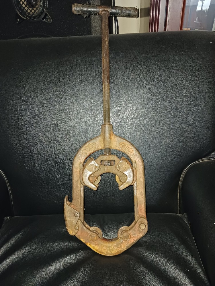 Reed No. 4 21/2in.- 4in. pipe cutter