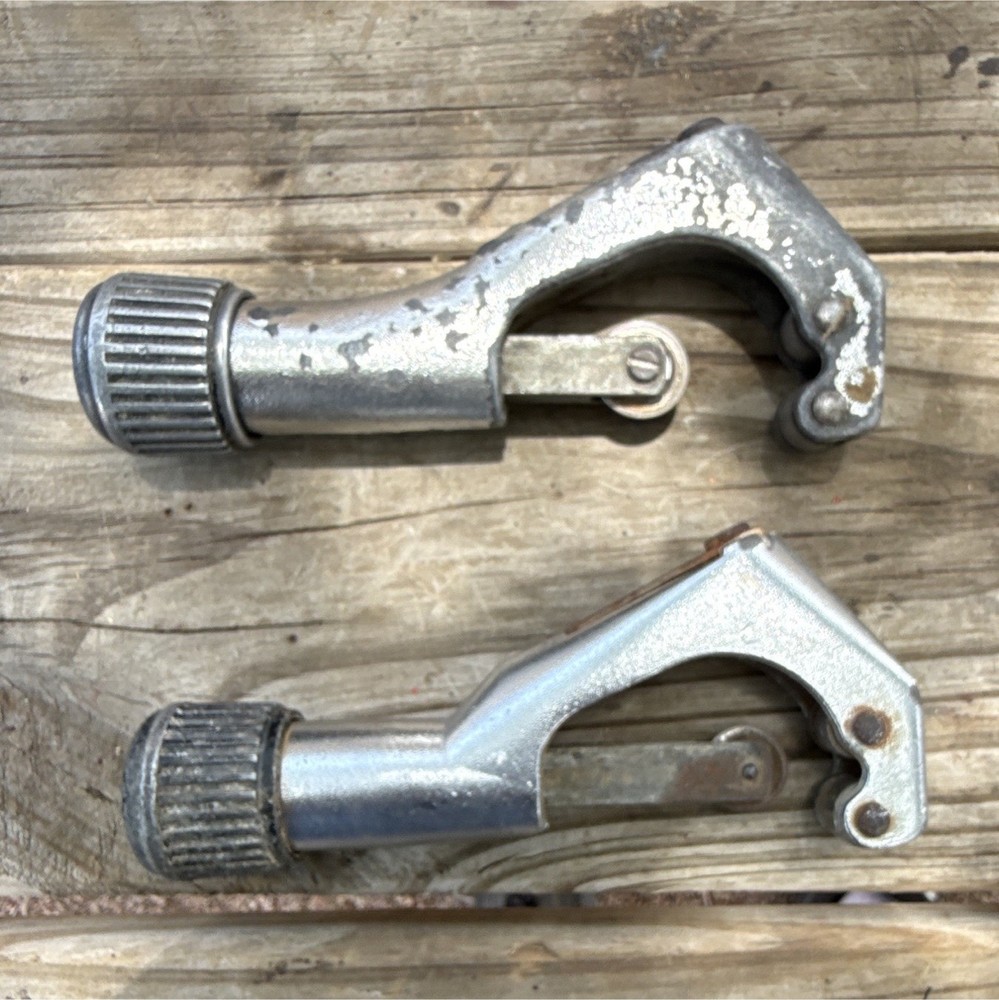 Lot of 2 Screw Feed Pipe/Tubing Cutters Unbranded Model 1/8 in to 1 1/8 in