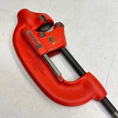 RIDGID Heavy Duty Pipe Cutter Ergonomic Handle Iron Body 1-3&Prime; Red/Silver 32830