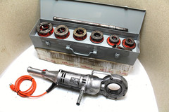 RIDGID 700 Pipe Threader w/ 12-R Die Set & &ldquo;BRAND NEW&rdquo; Metal Case (100% TESTED)