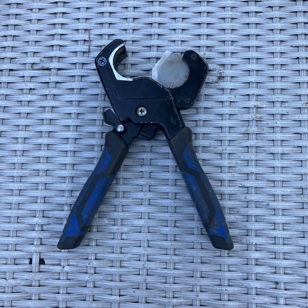 Kobalt 2146971 Pex Cutter Cuts Up to 1 inc For Rubber & Plastic Tubing New(11)
