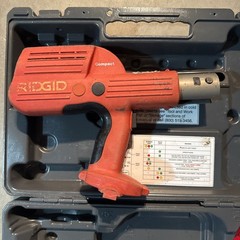 Ridgid 100-B Compact Press Tool Kit w/ 1/2&rdquo;-1&rdquo; Compact Jaws.