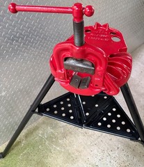 Ridgid No. 40A Tristand Portable Pipe Vice Red/Black 1/8&Prime; To 2-1/2&Prime;