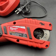 MILWAUKEE M12 Pipe Tubing Cutter Kit Battery and Charger And Case TESTED