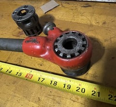 RIDGID OO-R Ratcheting pipe threader With 1/2 And 3/8 Die Cutting Heads 18 Inch