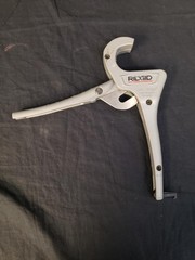 RIDGID PC-1375 PLASTIC PIPE & TUBING CUTTER 1-3/8 (35mm) OD MAX (B26004414)
