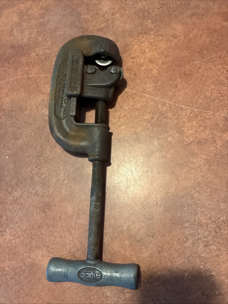 Vintage Ridgid No. 1 & 2 1/8&Prime; to 1 1/4&Prime; Inch Pipe Cutter Rigid