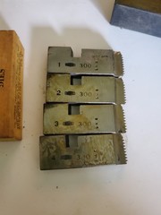 Oster 300 Pipe Threading Die Set w/ Pipe Dies 1&Prime; & 1-1/4&Prime; NOS