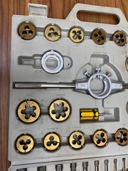 MISSING ONE TOOL w WEAR CARBON STEEL TAP AND ROUND DIE SETS FRACTIONAL 431-20045