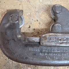 RIDGID No. 2 Heavy Duty Screw Feed Pipe Cutter 1/8 in to 2 in