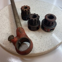 Ridgid 00-R Manual Ratchet Pipe Threader With Three NPT Dies &ndash; 3/8&rdquo;,1/2&rdquo;,3/4&rdquo;