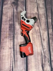 Battery Included &ndash; Milwaukee M12 Cordless PVC Pipe Shear &ndash; Pipe cutter