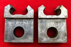 LOT T28 VINTAGE REED MFG CO PIPE THREADING TOOL PARTS, INCL. 3/8 R & 3/4 R DIES